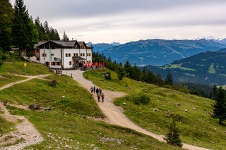 Gaudeamushütte, Wanderer auf dem Weg zur Hütte